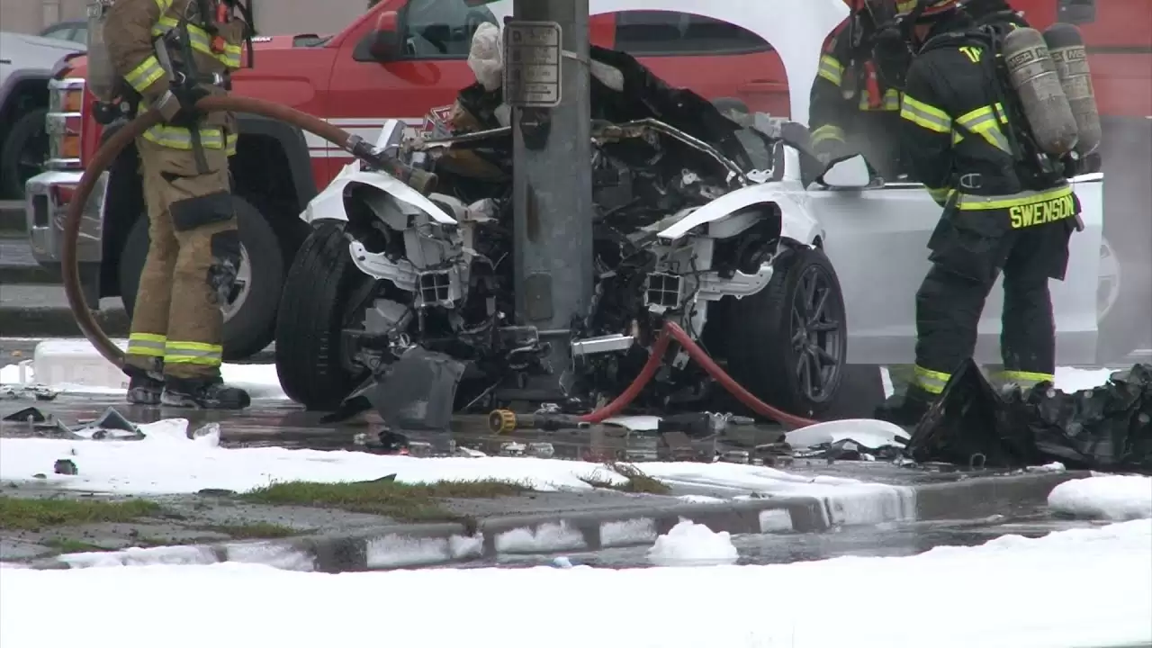 起火 Model 3 车门打不开：特斯拉致命事故再引诉讼，路人曾尝试用棒球棍击碎车窗未能成功