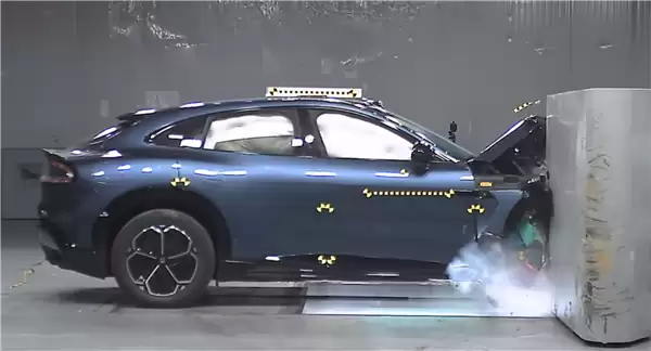 小米YU7 25%小偏置碰撞测试实拍！雷军：“丢轮保命”为安全 不是轮毂不坚固 