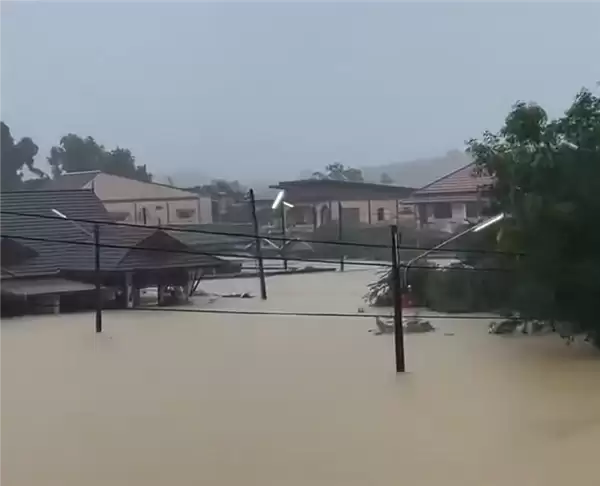 泰国遭遇世纪暴雨41人死亡:派遣航母充当“移动医院”