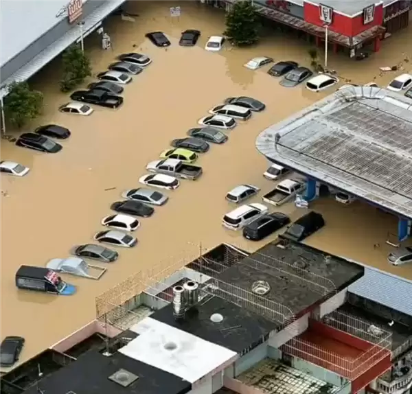 泰国遭遇世纪暴雨41人死亡:派遣航母充当“移动医院”