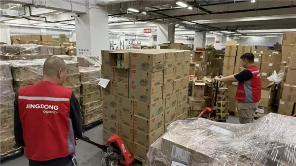 捐物资无需汇报！京东紧急驰援香港火灾：首批物资连夜送达