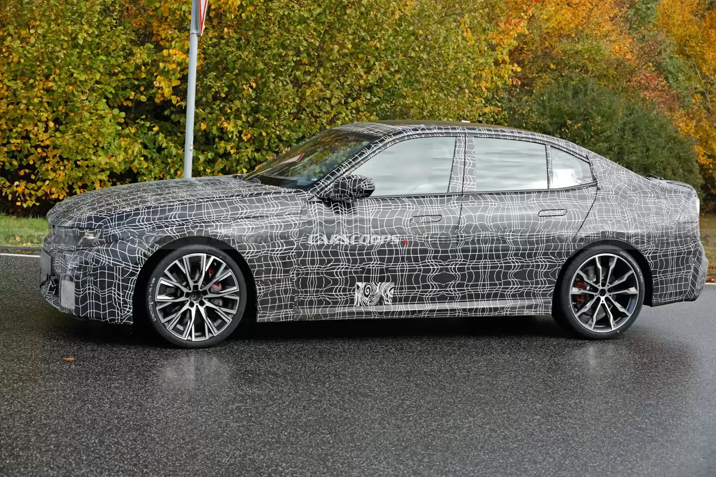 并非“复制粘贴”:宝马下一代3系、i3路试谍照双双曝光