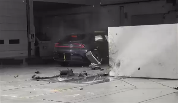 小米YU7 25%小偏置碰撞测试实拍！雷军：“丢轮保命”为安全 不是轮毂不坚固 