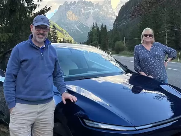 特斯拉Model 3被大树砸中护住乘员安全 车主又提新车支持马斯克