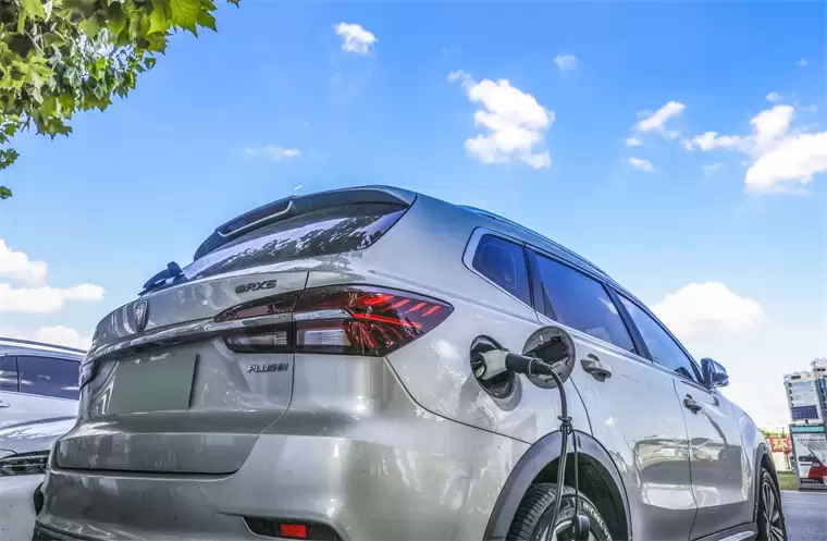 理想汽车CEO李想：未来10年，最有价值的机器人是汽车【附智能网联汽车产业市场分析】