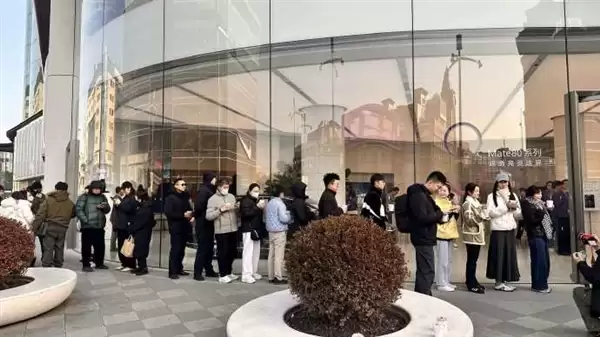 华为Mate 80系列首销火爆！线上瞬间售罄 线下门店再现排队盛况