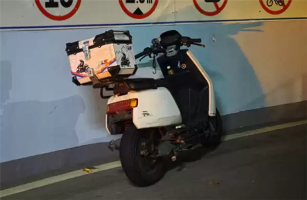 外卖小哥坚称被汽车大灯晃眼追到车库叫骂还报警:自己栽了