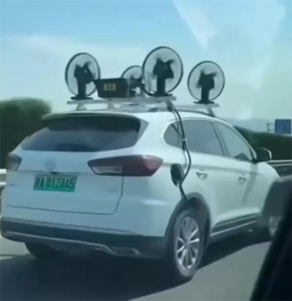 电动车车主在车顶安装风力发电机 一边跑一边充电