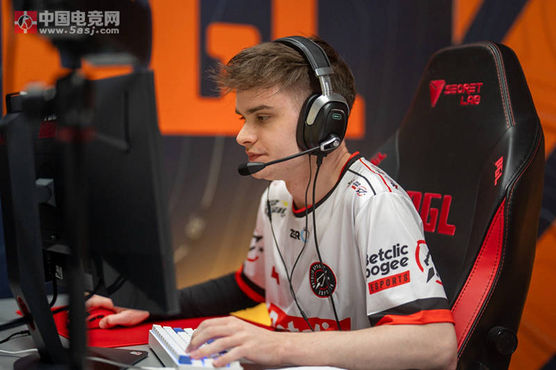 Thorin炮轰FaZe变阵内幕:EliGE成替罪羊?波兰新星jcobbb背后竟是熟人交易! Thorin炮轰FaZe变阵内幕:EliGE成替罪羊?波兰新星jcobbb背后竟是熟人交易!