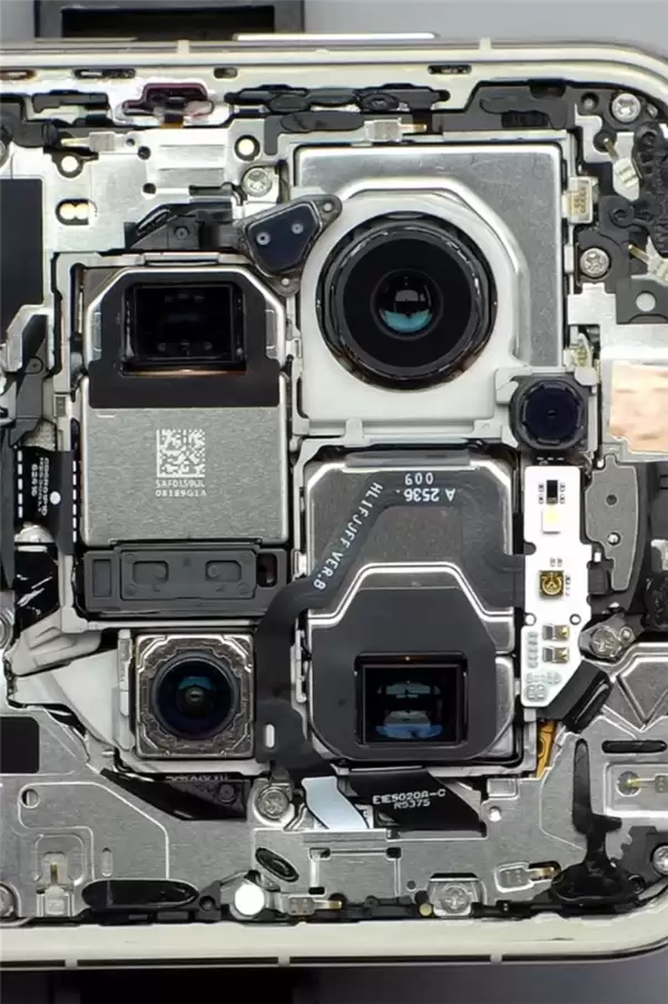 华为Mate 80 Pro Max拆解出炉：后壳整块铝合金CNC打造 主板集成度超高