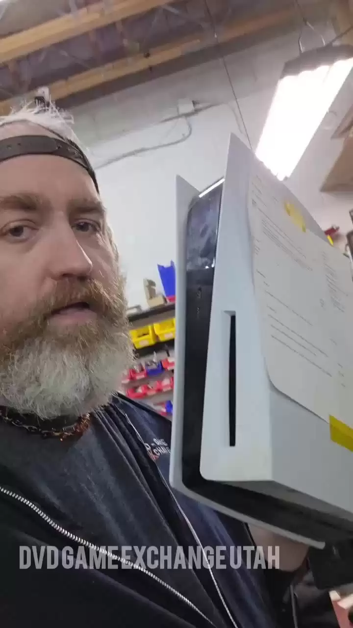 物理版“Debugging”:美国维修店拆解 PS5 出现活体蟑螂窝