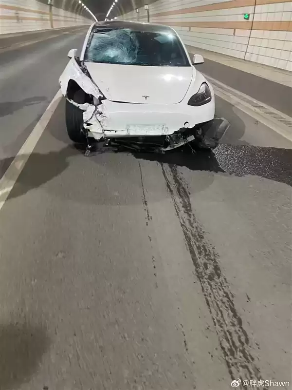国内一男子开特斯拉狂飙至200码 结果高速撞车