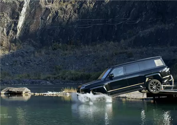 仰望U8L应急浮水再升级：一猛子扎水里 仍能开上岸