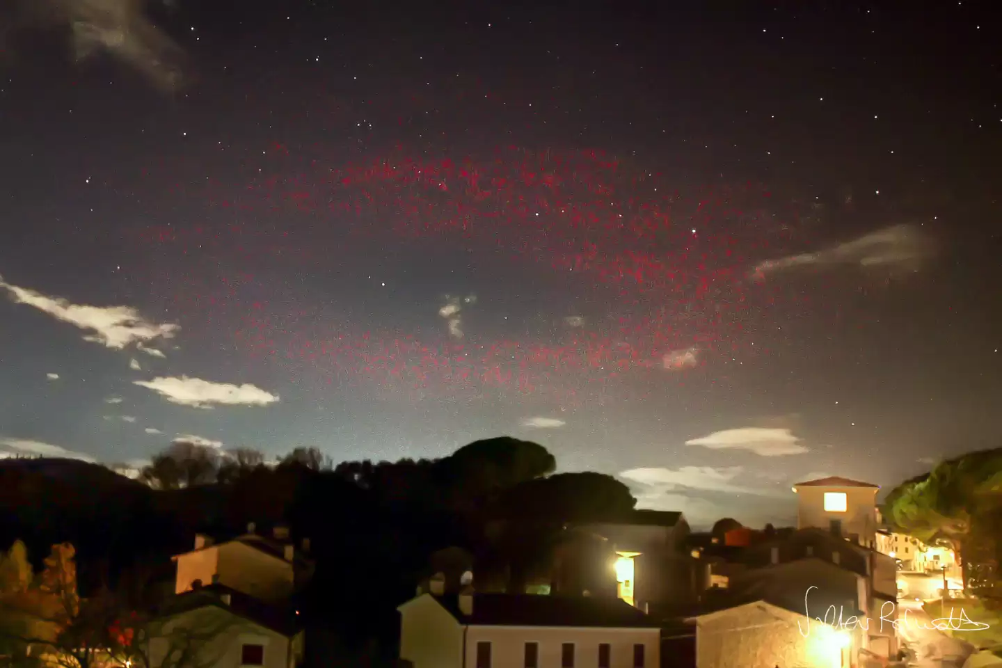 意大利夜空闪现巨大红环,摄影师定格毫秒级奇观