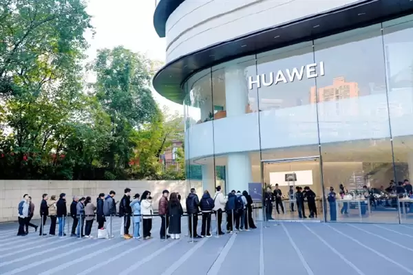 华为Mate 80系列首销火爆!线上瞬间售罄 线下门店再现排队盛况
