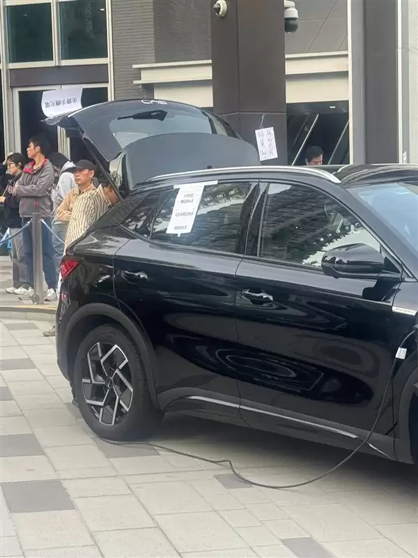 比亚迪又当充电宝!比亚迪香港车主为火灾现场市民免费充电