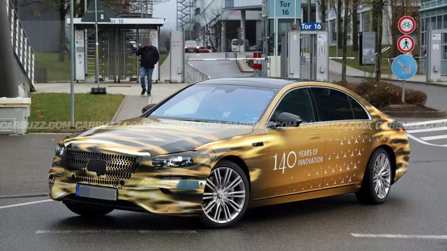 奔驰新 S 级轿车路试图首曝，金色 140 周年纪念版伪装