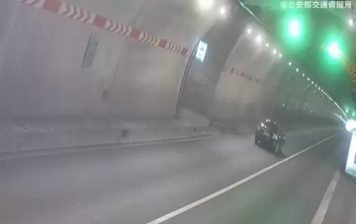 轿车在高速隧道里掉头 交警怒批：命重要还是你的方便重要