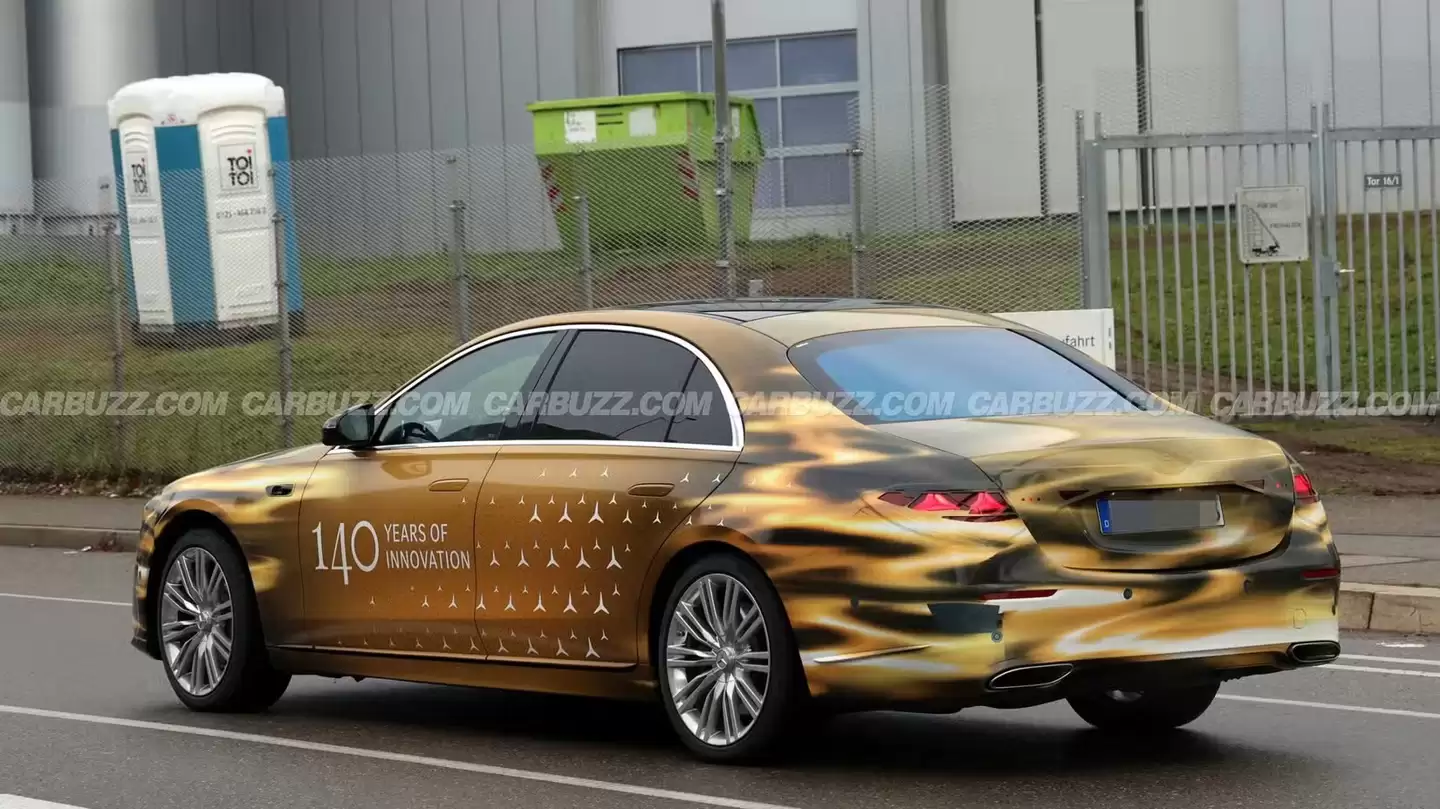 奔驰新 S 级轿车路试图首曝，金色 140 周年纪念版伪装