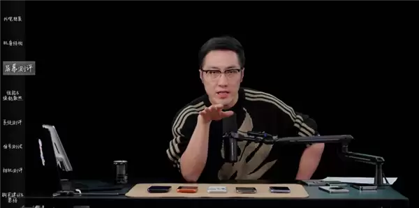 王自如直播评测iPhone 17 完全脱稿 网友怒赞不愧数码第一人