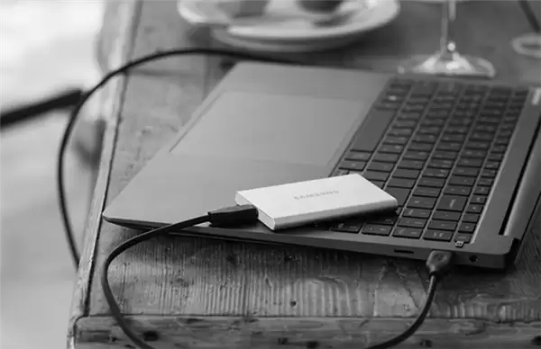 三星T7 Shield新版移动固态硬盘首发999元起:机身再生铝材质打造