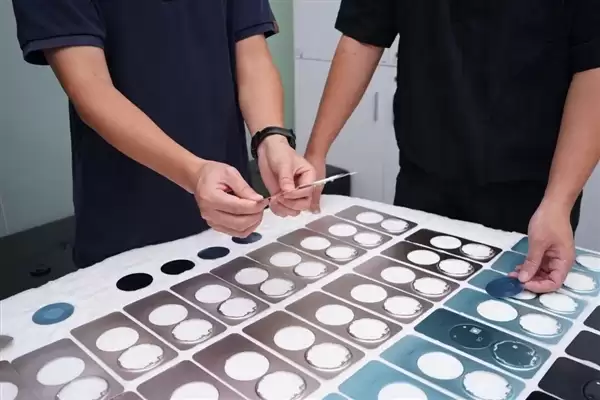 华为Mate 80系列设计师回应双环设计最大困难:铝合金和玻璃纤维拼接