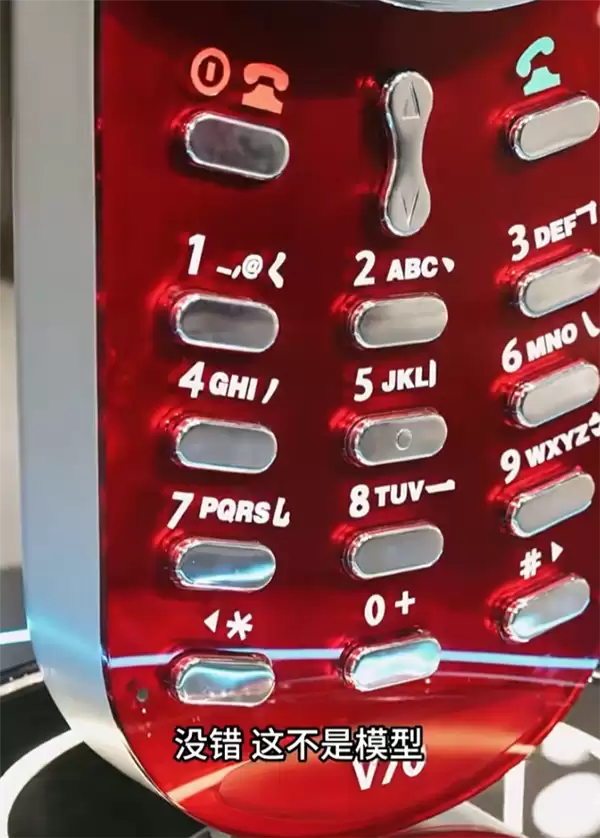 男子定制2米高摩托罗拉手机：精准还原V70 可正常通话