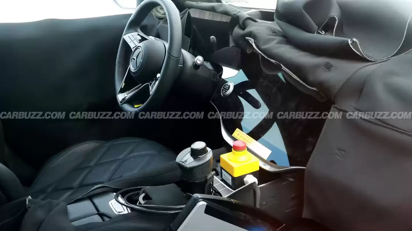 奔驰新 S 级轿车路试图首曝，金色 140 周年纪念版伪装