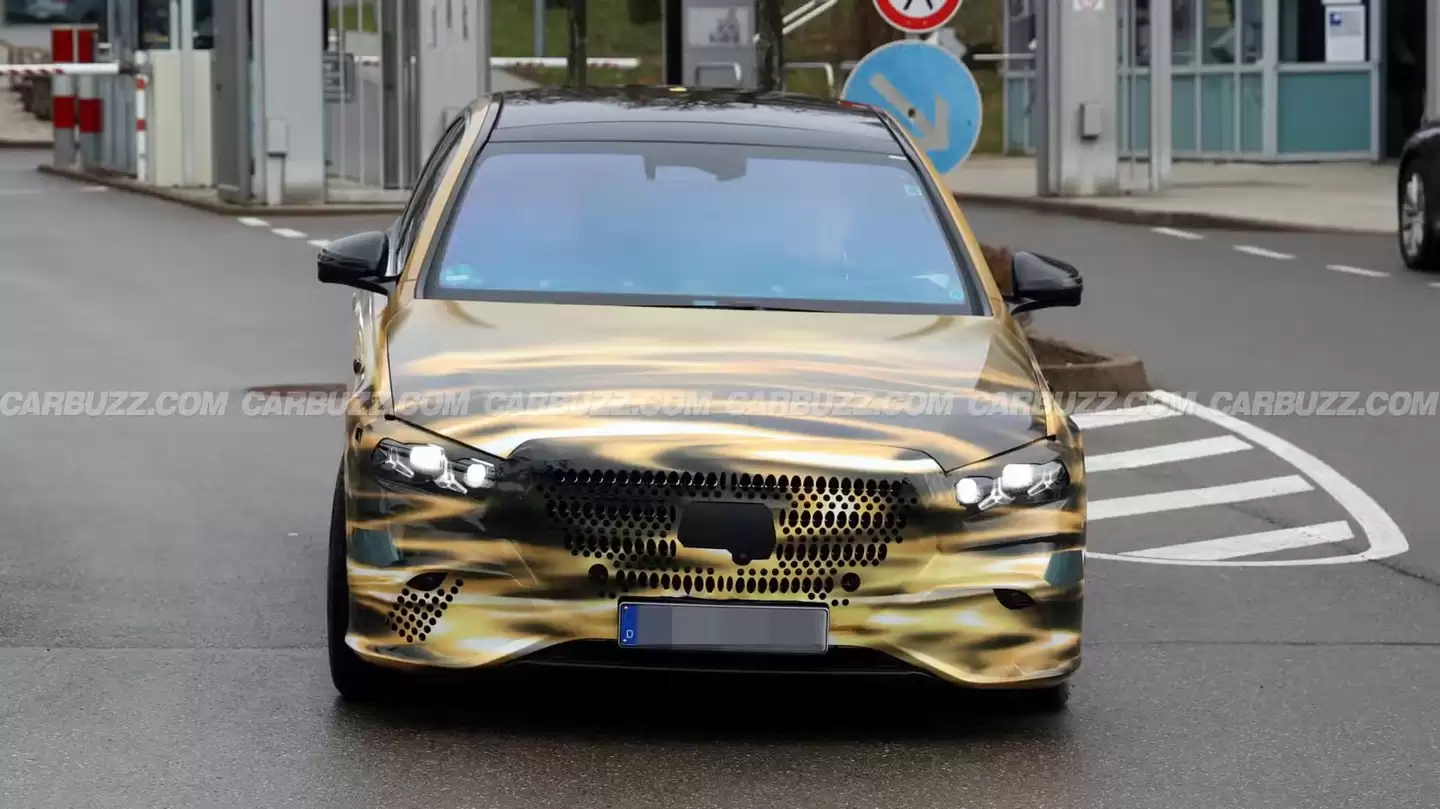 奔驰新 S 级轿车路试图首曝，金色 140 周年纪念版伪装