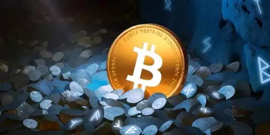 符文相关比特币交易费暴跌98%!比特币市值/交易费用比率5年来首低于以太坊