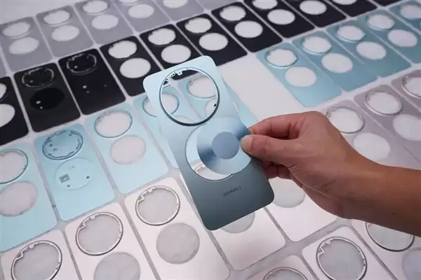 华为Mate 80系列设计师回应双环设计最大困难:铝合金和玻璃纤维拼接