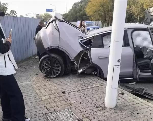 蔚来EC6撞断护栏车身断裂 行车记录曝光：司机刀片超车失误