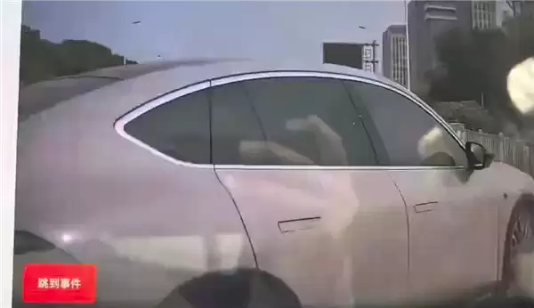 蔚来EC6撞断护栏车身断裂 行车记录曝光：司机刀片超车失误
