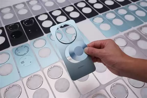 华为Mate 80 Pro Max拆解出炉:后盖整块铝合金CNC打造 主板集成度超高