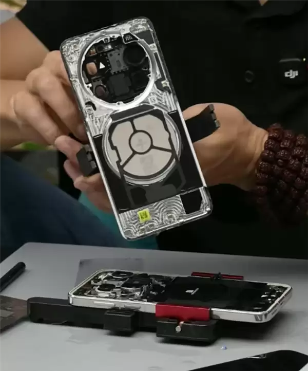 华为Mate 80 Pro Max拆解出炉:后盖整块铝合金CNC打造 主板集成度超高