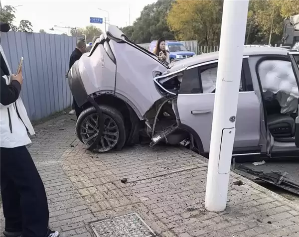 女子开蔚来EC6发生严重事故车身都断成两节:本人安然无恙