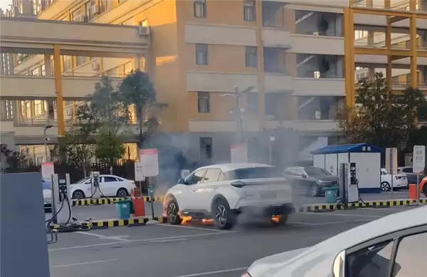哪吒U停车场充电起火自燃 底盘电池往外狂喷火
