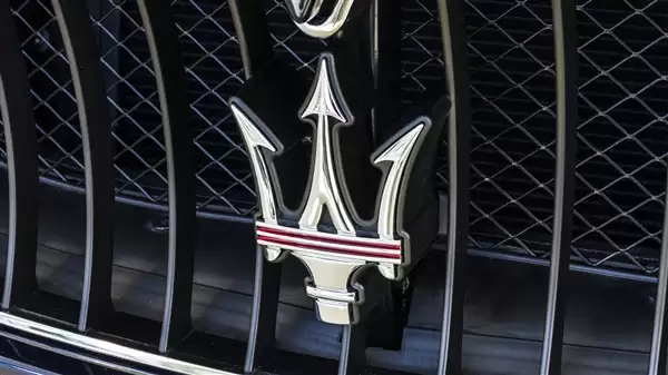 玛莎拉蒂大降价!老车主破防:86万买的 现在成骨折价