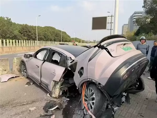 蔚来EC6高速撞护栏 车主穿拖鞋驾驶致严重事故