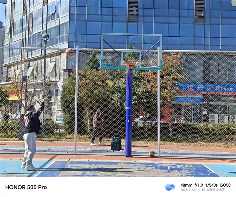 把8000mAh塞进直屏!荣耀500 Pro评测:开卷“全面旗舰”