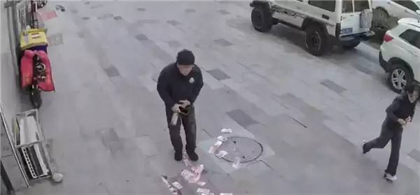 河北一夫妇取款4万元现金被大风吹飞 围观市民捡回一分不少：网友感叹素质高