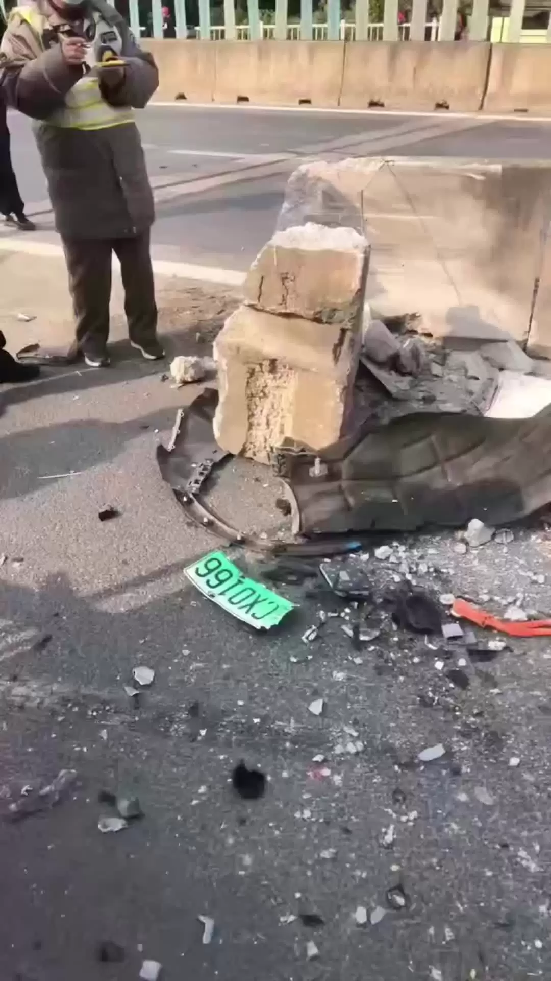 蔚来 EC6 撞击事故断成两截,官方回应称电池未发生安全风险