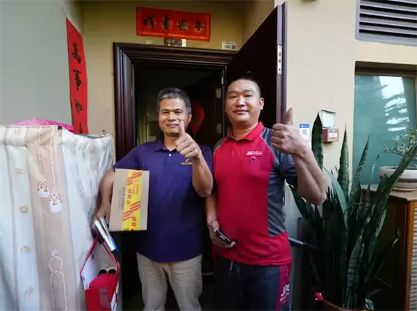 中国快递年收第1800亿件：深圳市民签收AI学习机见证智能物流新里程碑