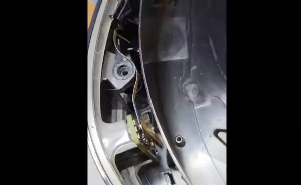 无法开机的PS5拆开后不忍直视!活蟑螂乱窜、内部满是粪便