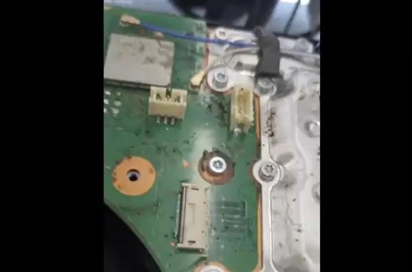 无法开机的PS5拆开后不忍直视!活蟑螂乱窜、内部满是粪便