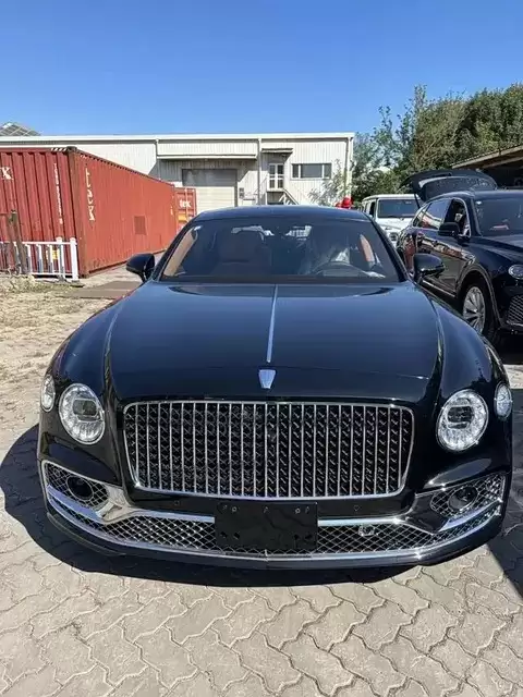 2024款宾利飞驰4.0T雅度版实拍:鲸鱼黑外观+双拼内饰,售315万元