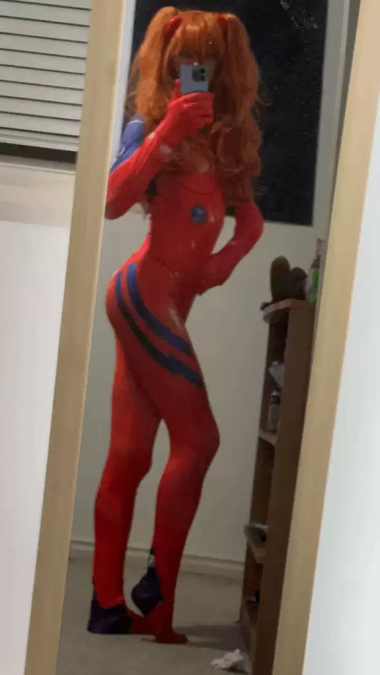 国外小哥COS明日香身材吸睛 网友狂夸：也不是不行