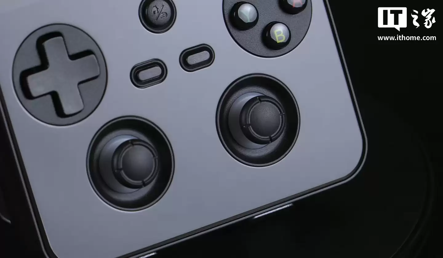 Anbernic 安伯尼克 RG477V 掌机亮相：主动散热风扇设计，竖板造型