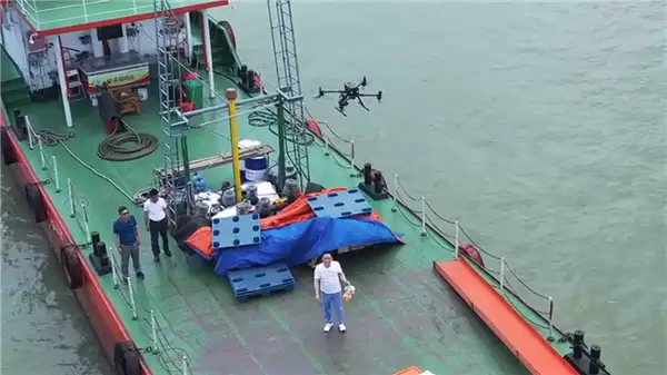 长江里面也能点外卖了：无人机直接送到船上