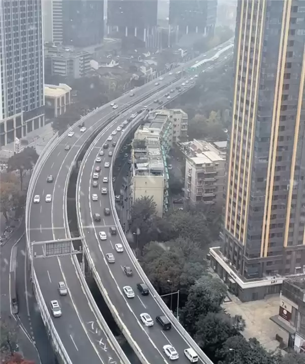 成都堵车也没人走公交车道！本地网友：不是我们素质高 是摄像头像素高